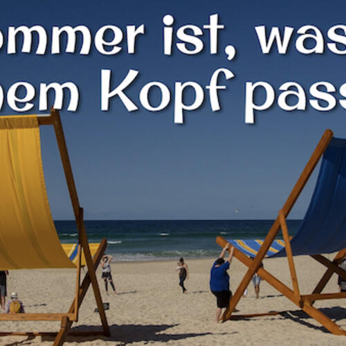 Liegestühle am Strand mit Schriftzug Sommer ist, was in deinem Kopf passiert